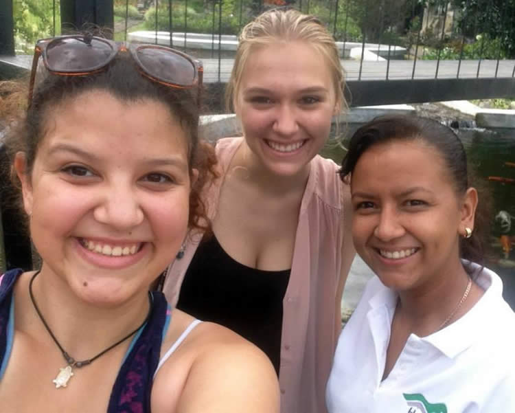 Mitzi (right), with two of her students at Mi Jardin es su Jardin, in Boquete, Panama